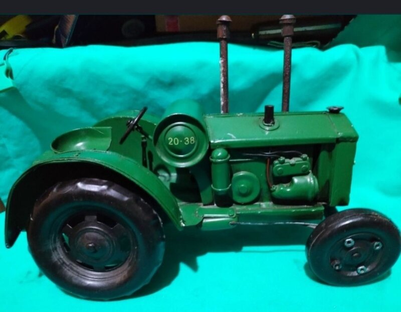 Vechi tractor german Hanomag Diesel din tabla