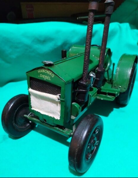 Vechi tractor german Hanomag Diesel din tabla