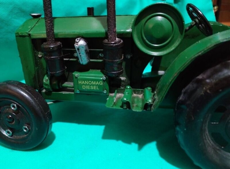 Vechi tractor german Hanomag Diesel din tabla