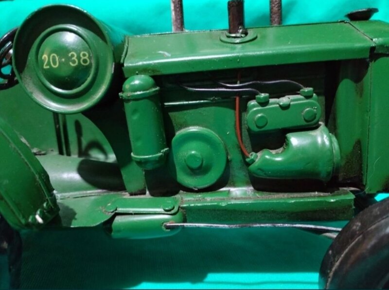 Vechi tractor german Hanomag Diesel din tabla