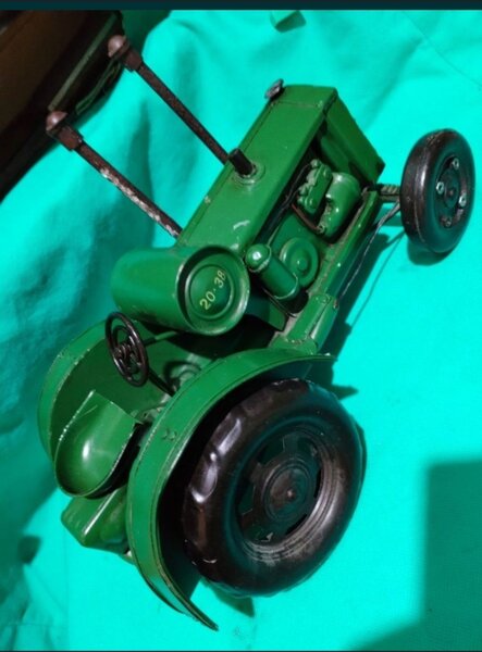 Vechi tractor german Hanomag Diesel din tabla
