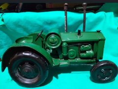 Vechi tractor german Hanomag Diesel din tabla